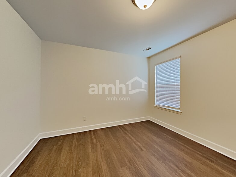 Building Photo - 6001 Trailwater Dr