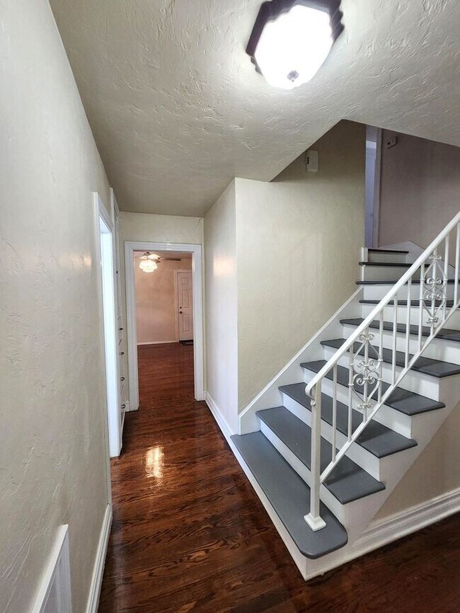 Building Photo - AMAZING 3 BED, 2 BATH Plus Study MILLERS ADDITION NW OKC