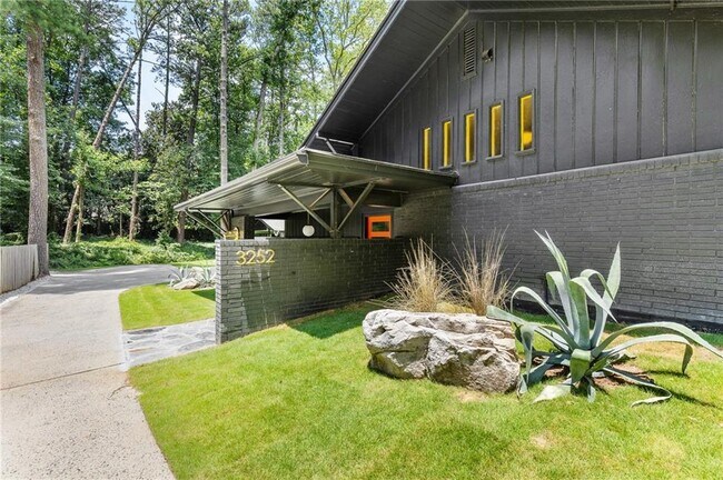 Building Photo - 3252 W Roxboro Rd NE