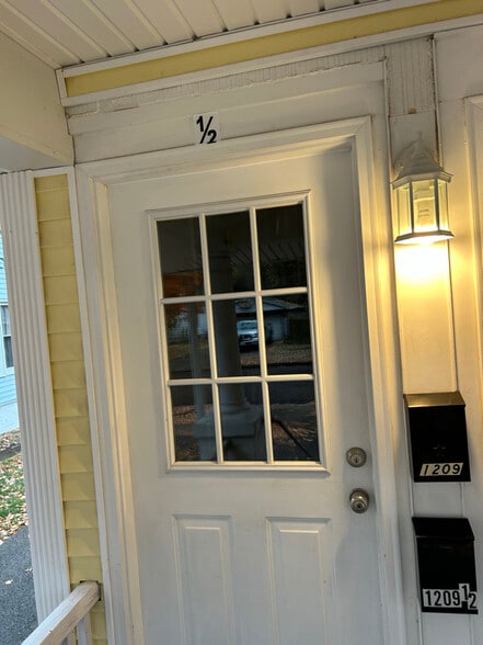 Building Photo - 1209 1/2 W Governor St