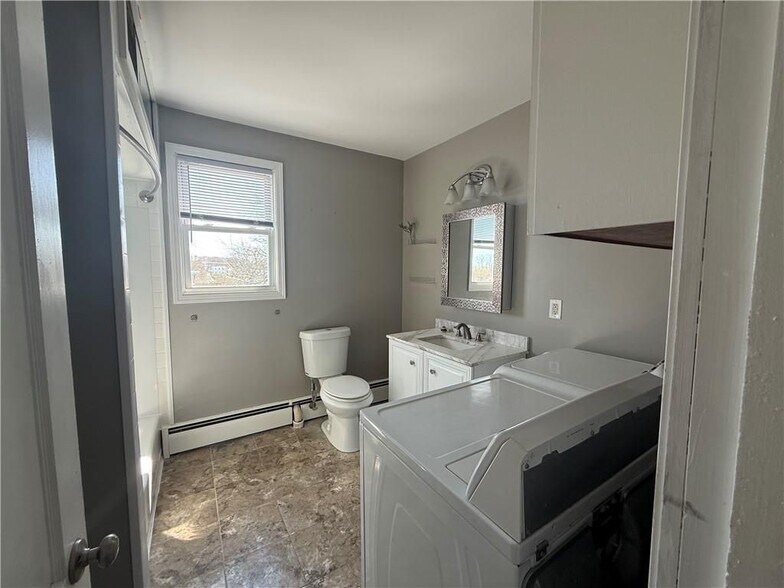 Building Photo - 10 Knight St