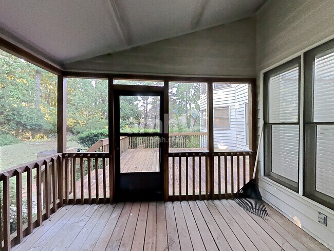 Building Photo - 815 Hillcrest Ln