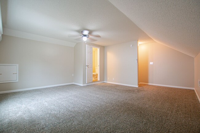 Building Photo - Pet Friendly Three Bedroom with Bonus!