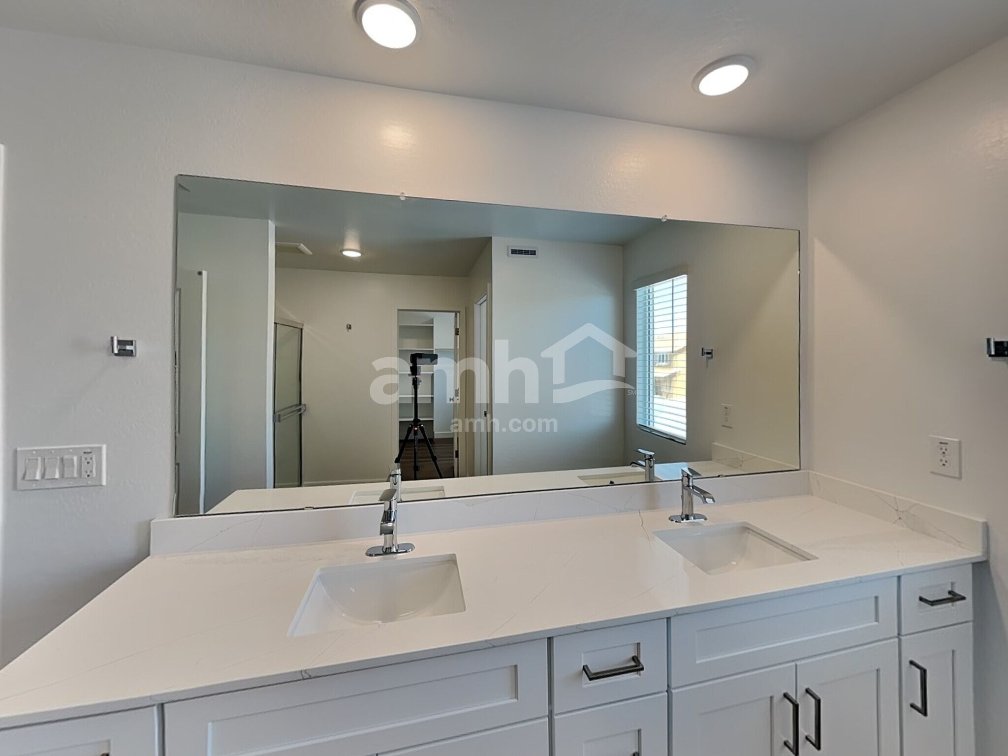 Building Photo - 9715 W Parkway Dr