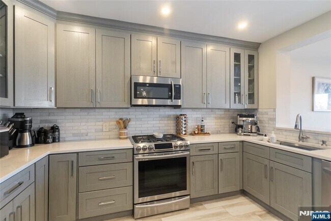 Building Photo - 302 The Promenade