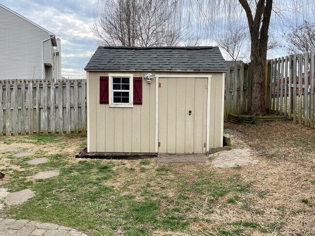 Building Photo - BEAUTIFUL THREE LEVEL TOWNHOME IN NORTH STAFFORD!