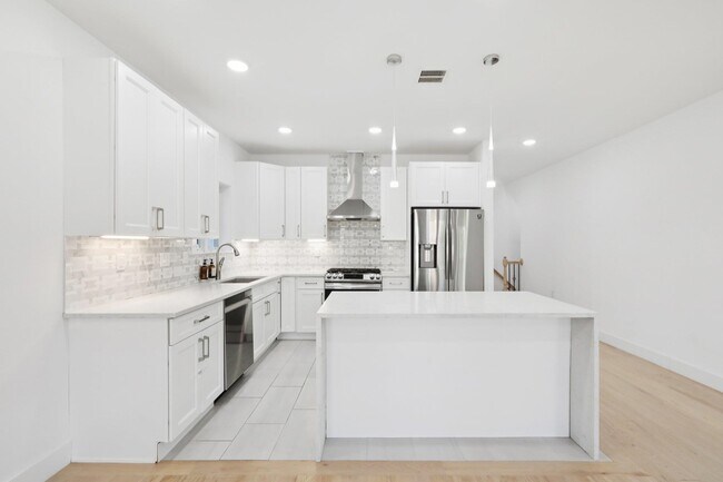 Building Photo - 131 Zabriskie St