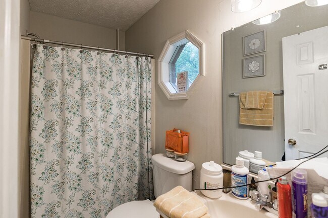 Building Photo - Awesome 5-Points corner Condo!