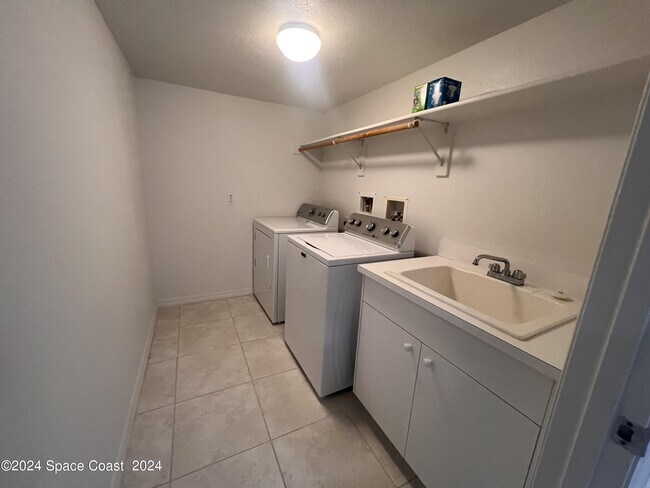 Building Photo - 7048 Sevilla Ct