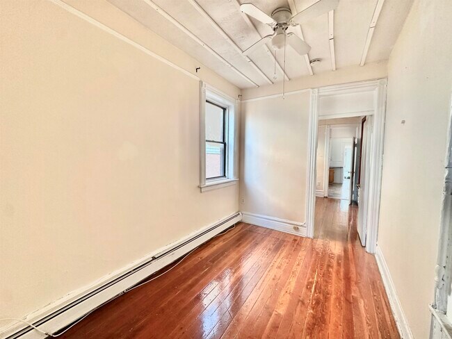 Building Photo - 319 8th St