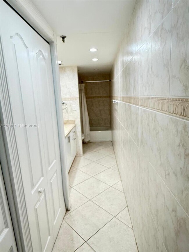 Building Photo - 2625 Collins Ave