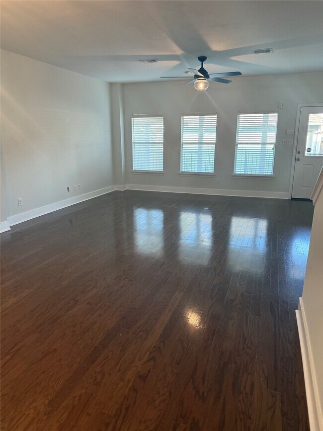 Building Photo - 609 W 20th St