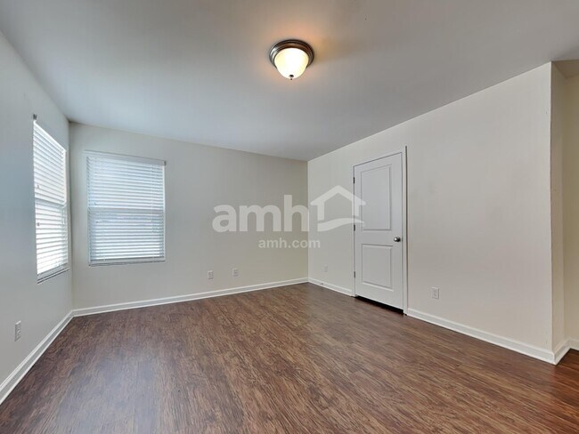 Building Photo - 330 Crabapple Cir