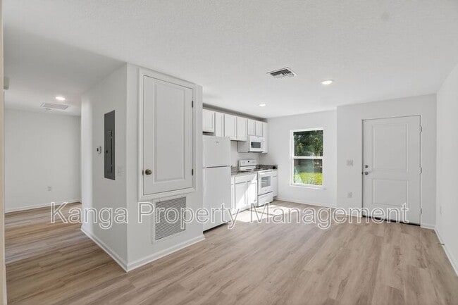 Building Photo - 1115 F Ave