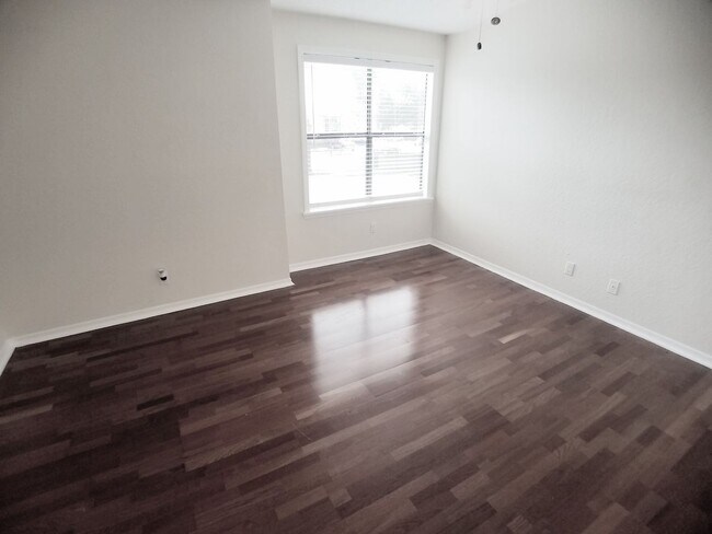 Building Photo - Beautiful 1/1 Wood Floors Condo for Rent i...