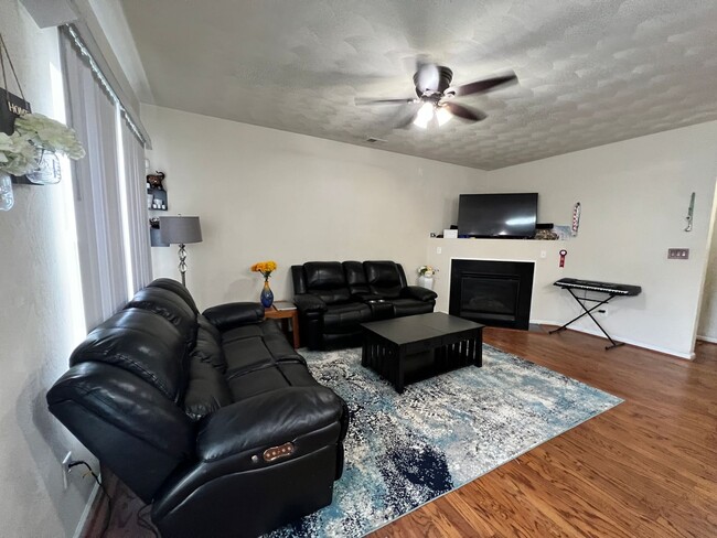 Building Photo - 3 bedroom home in sought after Whitaker Pl...