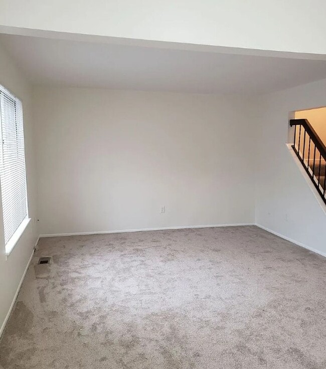 Building Photo - $2,175 Chapel Hill Condo For Rent