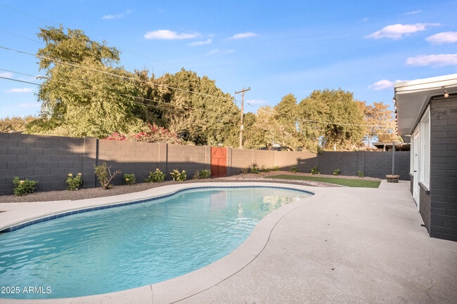 Building Photo - 2532 E Highland Ave