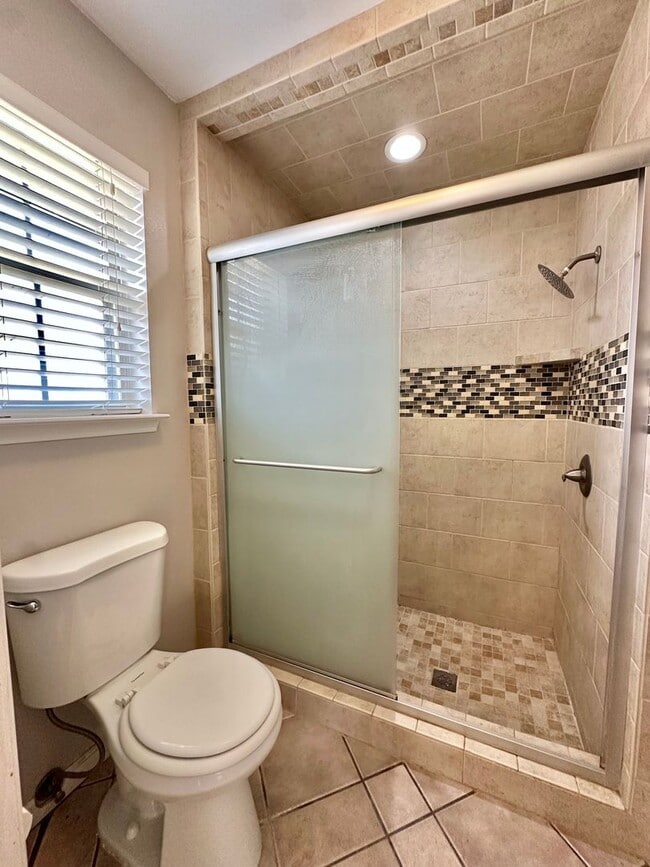 Building Photo - Move in Ready... Charming Home In The Bluf...