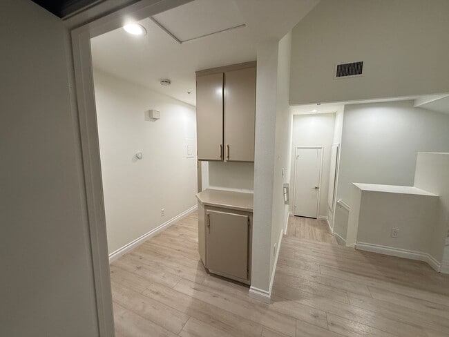 Building Photo - Fully Remodeled 2bed/2bath Townhouse.