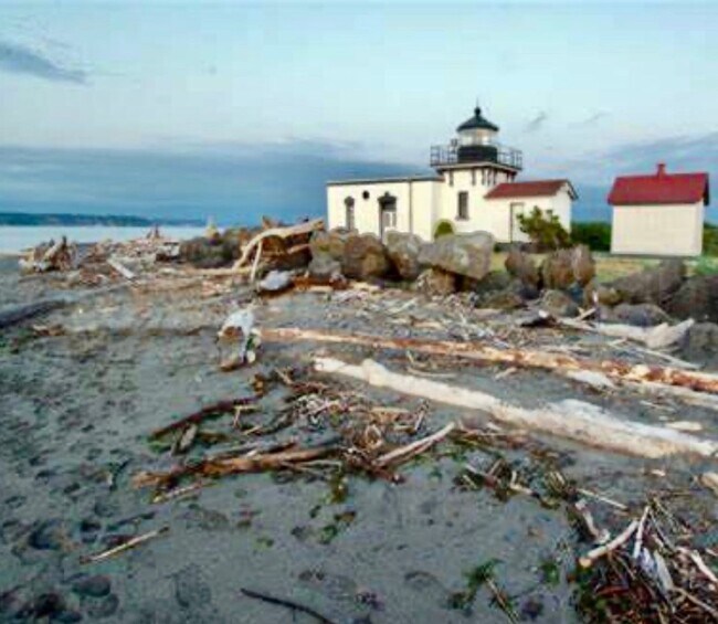 Building Photo - Peaceful Hansville Home with Plenty of Room