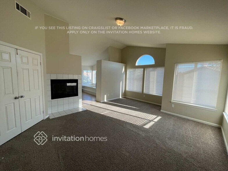 Building Photo - 3205 Lantana Ct
