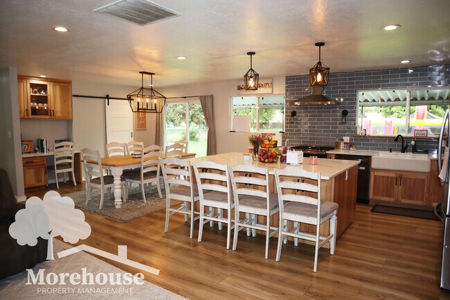 Building Photo - 10440 Meadow Lark Dr