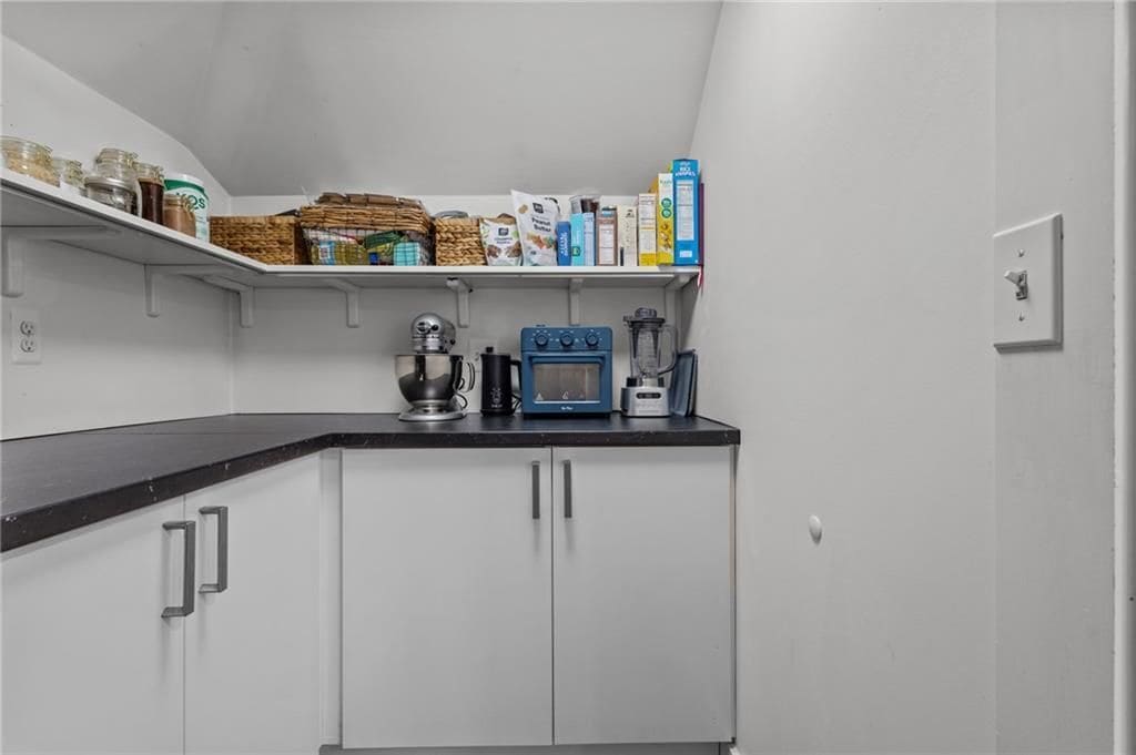 Building Photo - 86 Rochambeau Ave