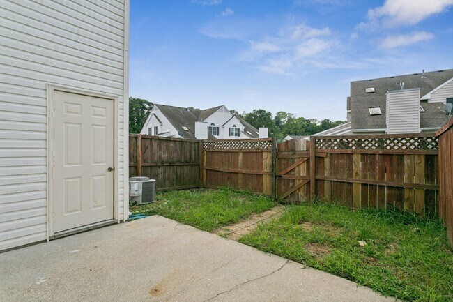 Building Photo - 104 Monument Ct