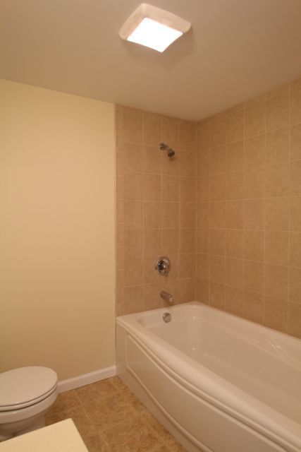 Building Photo - 204 River View Ln