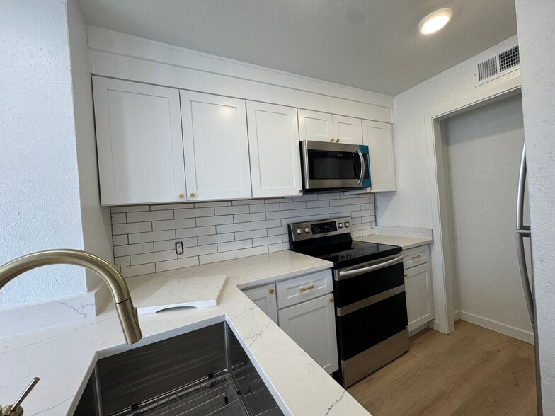 Building Photo - 5510 Boca Raton Blvd