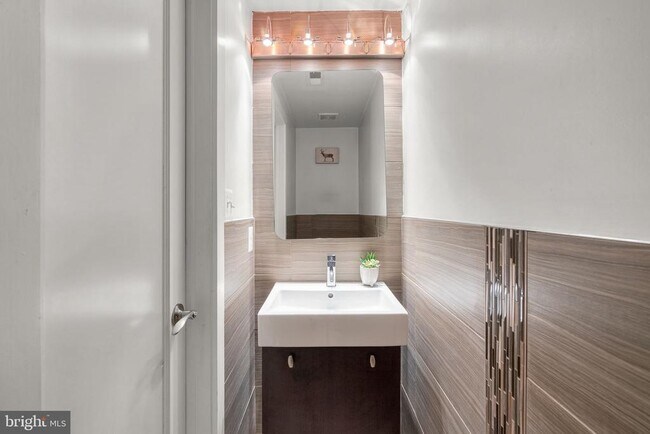 Building Photo - 747 Morton St NW