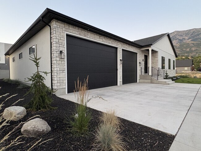 Building Photo - 68 W 4750 N