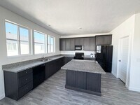 Building Photo - 3 Bedroom /2.5 Bathroom townhouse in Kearns