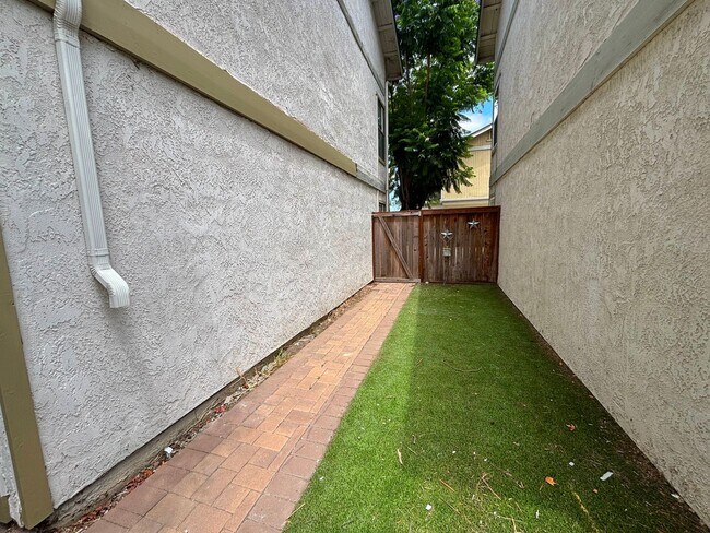 Building Photo - 3 Bedroom Condo now available in City of Orange