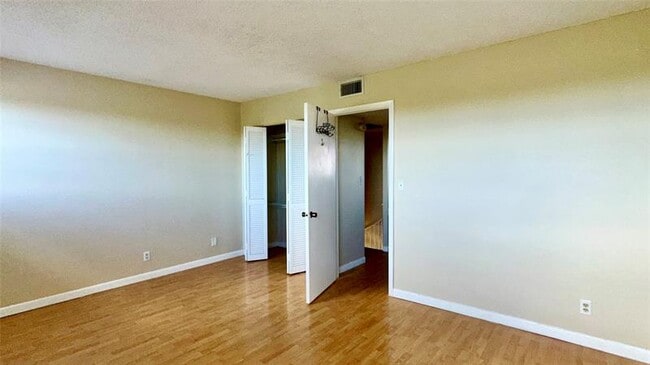 Building Photo - 670 Tennis Club Dr