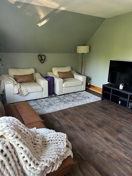 Building Photo - 121 Main Rd