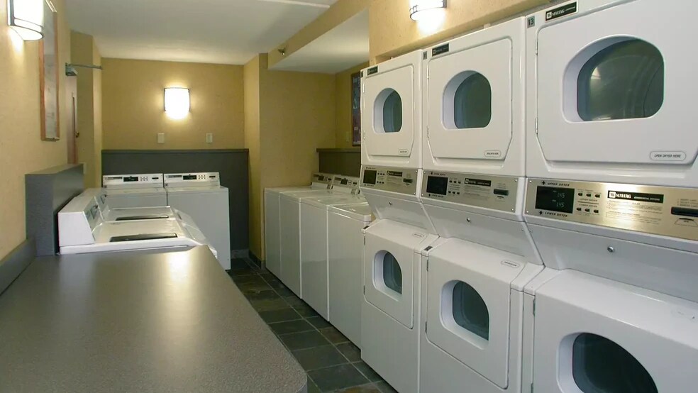 Building Photo - 13 Magazine St