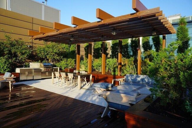 Building Photo - 100 Lovejoy Pl