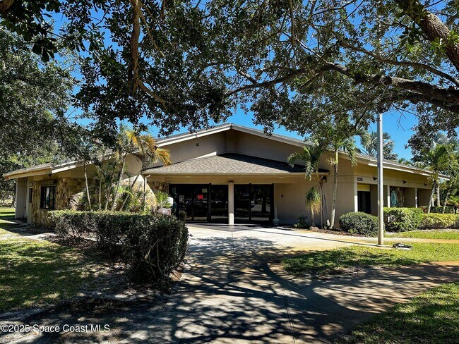 Building Photo - 245 Harbour Dr E