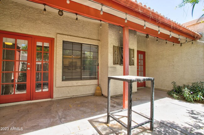 Building Photo - 633 W Southern Ave