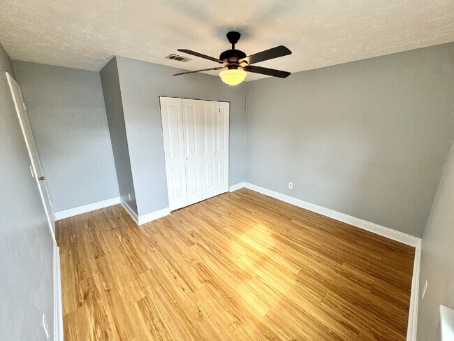 Building Photo - 2nd Floor - 2 Bedroom, 1 Bath in St. Andrews Area