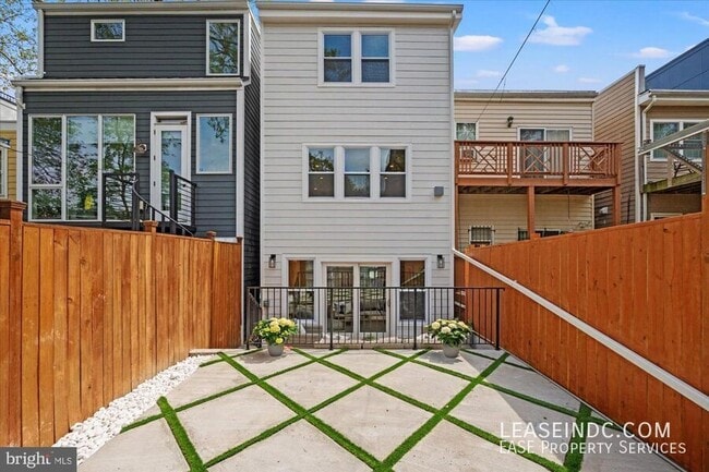 Building Photo - 1708 1/2 10th Street NW-