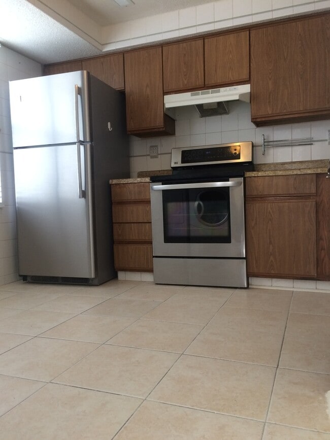 Building Photo - 9620 Vinca Cir