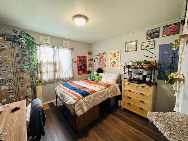 Building Photo - 3-Bedroom Townhome Minutes from Barkley Village, I-5 and Whole Food