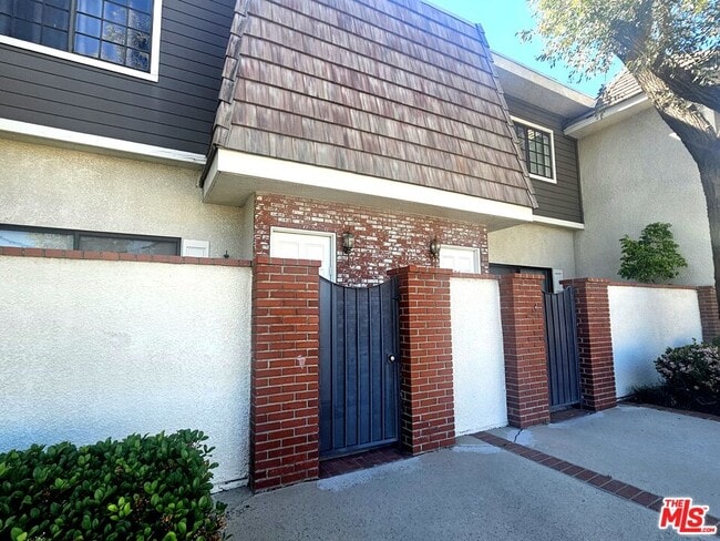 Building Photo - 10201 Mason Ave