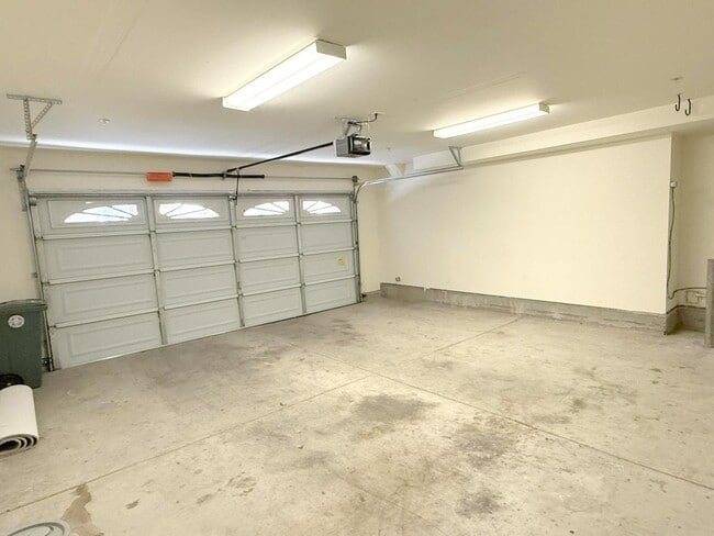 Building Photo - Modern End Unit Townhouse In Great Dublin ...