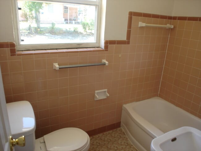 Building Photo - 922 Lewis Dr