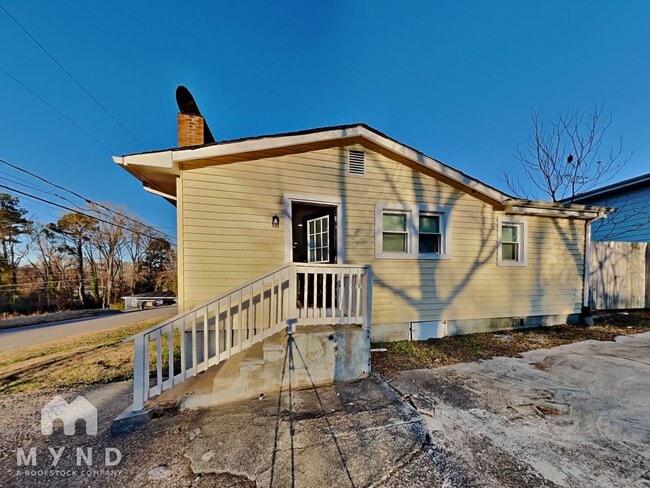 Building Photo - 900 Chalmers St