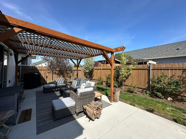 Building Photo - Beautiful 3/2 Home With Backyard Oasis!
